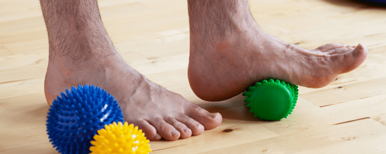 تمارين الاستقرار تقوي عضلات القدم. ممارسة العلاج الطبيعي في برلين ميتي كريستيان مارش